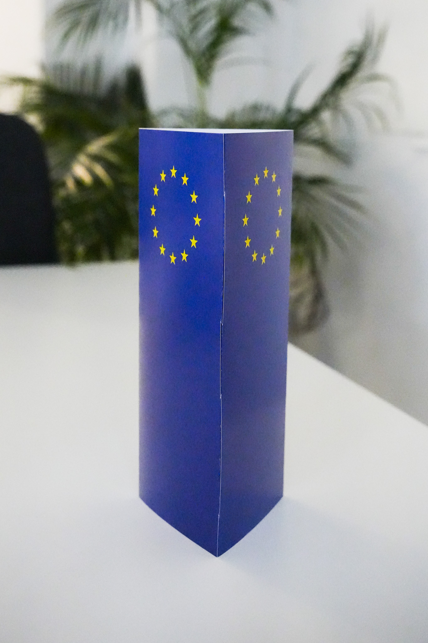 Dekorativer Prisma-Tischaufsteller mit EU Sternenkranz