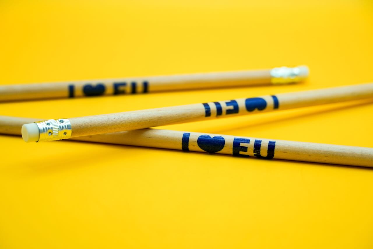 Naturhölzerner Bleistift mit Radiergummi - "I love EU"
